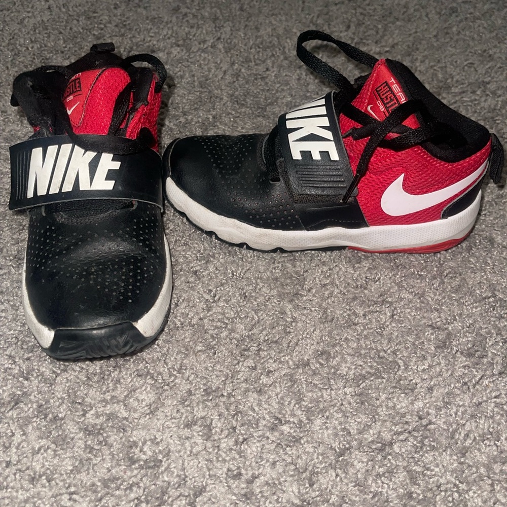 Nike Team Hustle size 1Y boys shoes